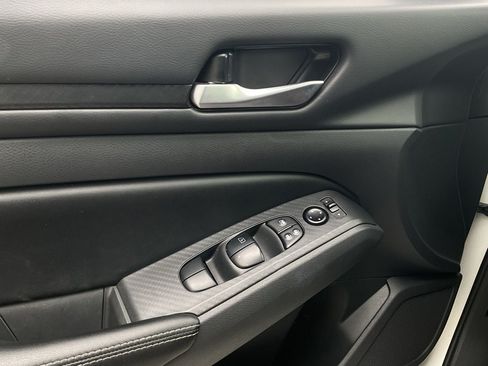 Used 2025 Nissan Altima 2.5 SV FWD image 17