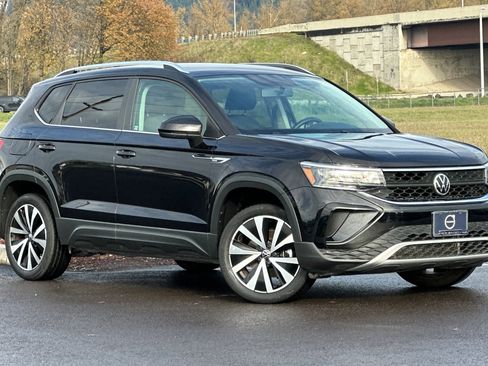 Used 2022 Volkswagen Taos SE image 1