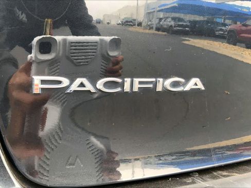 Used 2019 Chrysler Pacifica Touring-L image 29