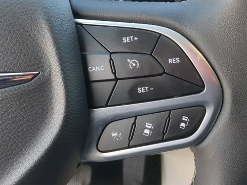 Used 2023 Chrysler Pacifica Limited image 33