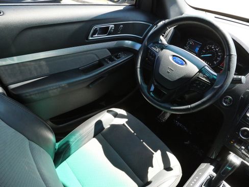 Used 2017 Ford Explorer XLT w/ Equipment Group 202A AWD/4WD image 9