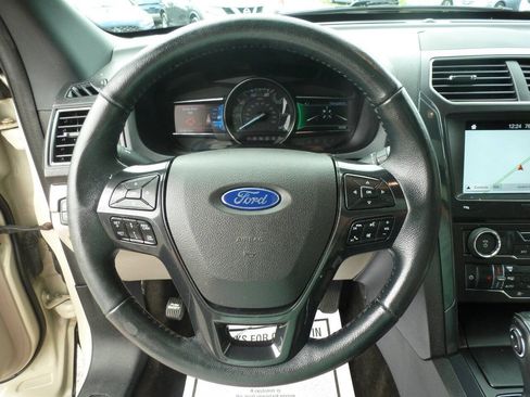 Used 2018 Ford Explorer XLT w/ Equipment Group 202A AWD/4WD image 25