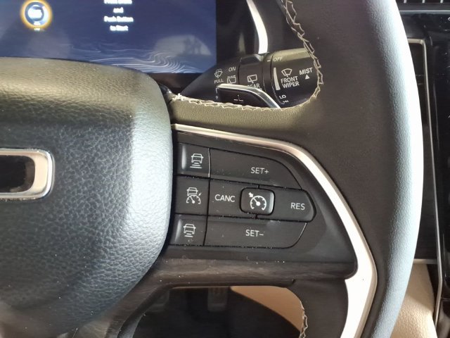 Used 2023 Jeep Grand Cherokee L Limited AWD/4WD image 18
