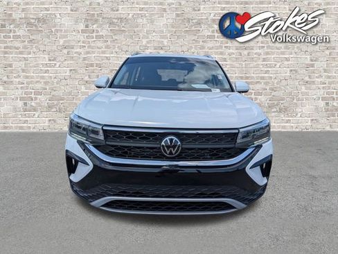 Used 2023 Volkswagen Taos SE w/ Panoramic Sunroof Package image 9