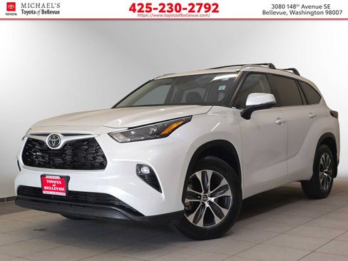 Certified 2024 Toyota Highlander XLE AWD/4WD image 1