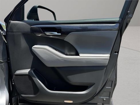 Used 2020 Toyota Highlander Limited image 29