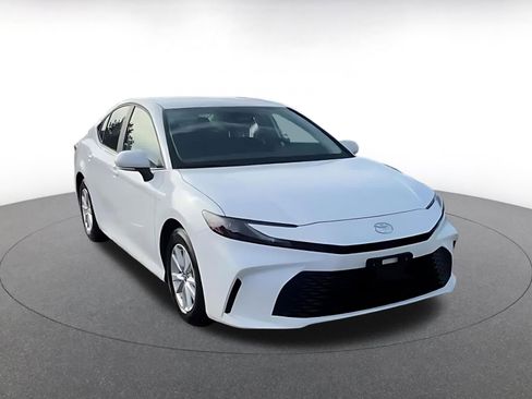 Used 2025 Toyota Camry LE image 3