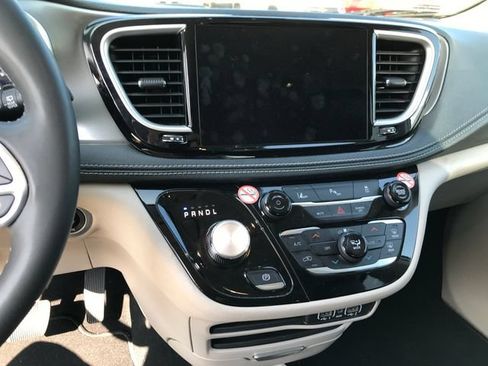 Used 2024 Chrysler Pacifica Limited FWD image 5