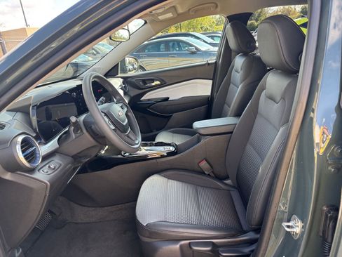 Used 2025 Chevrolet Trax LT image 24