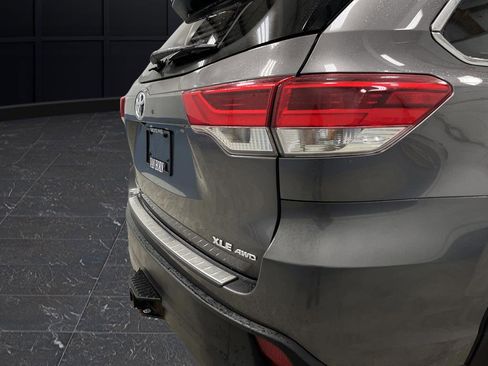 Used 2017 Toyota Highlander XLE AWD/4WD image 32