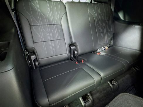 Used 2025 Buick Enclave Avenir image 27