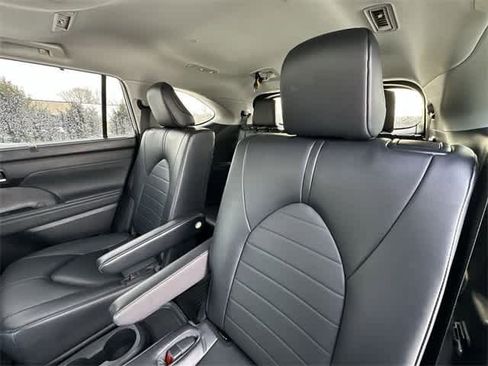 Used 2023 Toyota Highlander XLE image 18