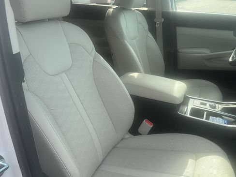 Used 2024 Kia Sorento S w/ Panoramic Sunroof Package image 7