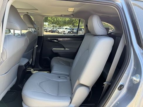 Used 2022 Toyota Highlander Limited FWD image 29