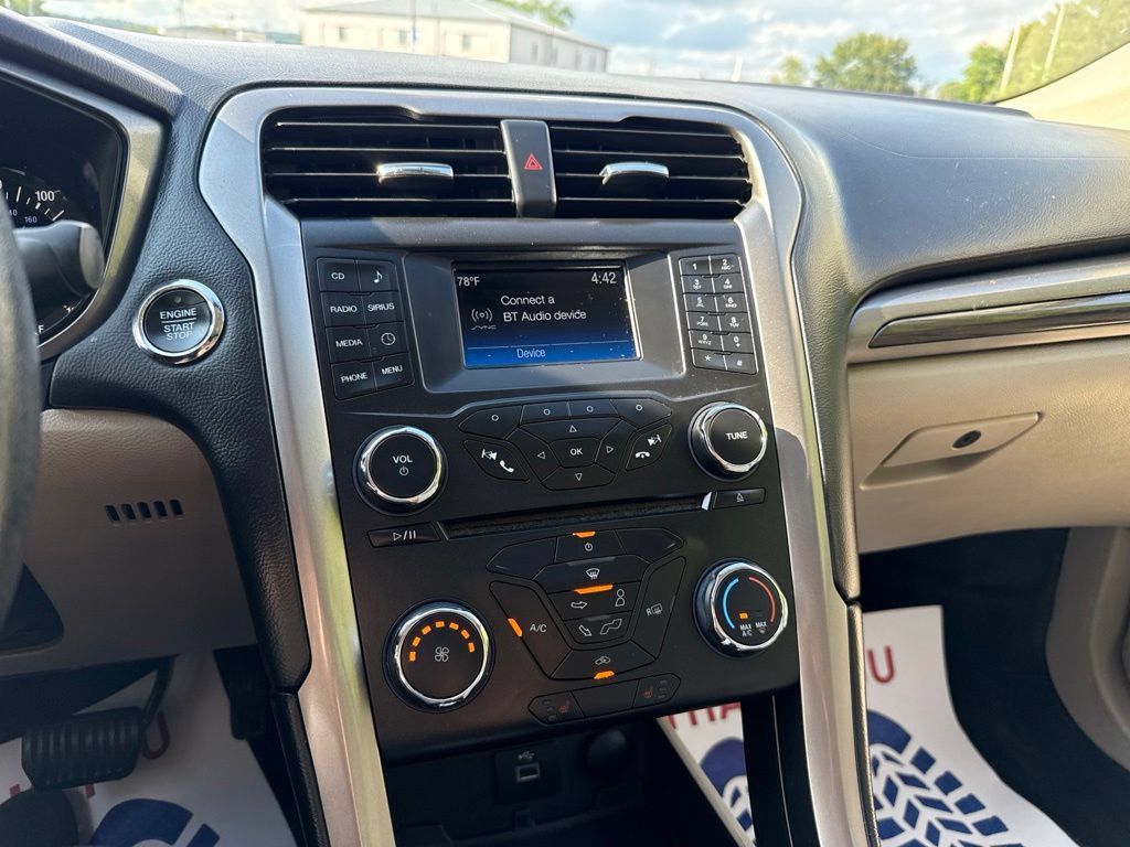 Used 2017 Ford Fusion SE AWD/4WD image 22