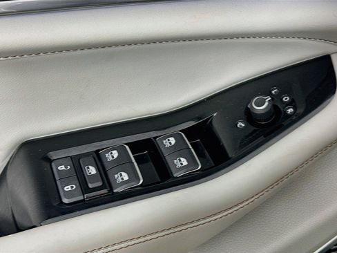 Used 2022 Jeep Grand Cherokee Overland AWD/4WD image 18