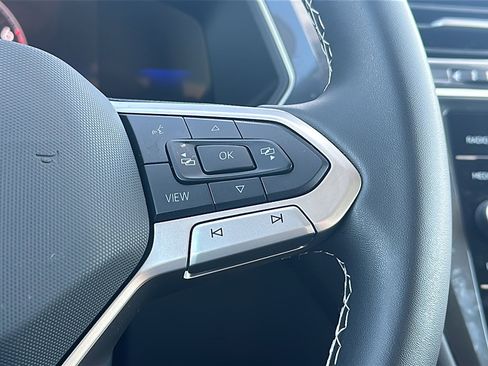 Used 2024 Volkswagen Tiguan SE w/ Panoramic Sunroof Package image 27