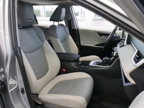 Used 2021 Toyota RAV4 XLE Premium image 16