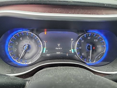 Used 2018 Chrysler Pacifica Limited w/ Tire & Wheel Group FWD image 5