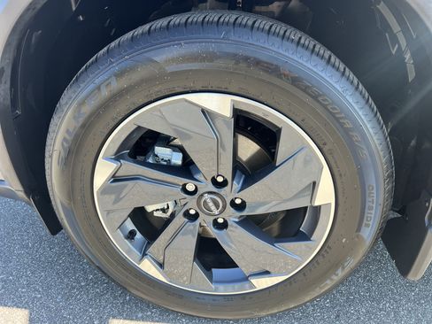 Used 2025 Nissan Rogue SV FWD image 9