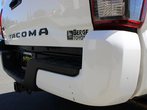 Used 2020 Toyota Tacoma SR AWD/4WD image 12