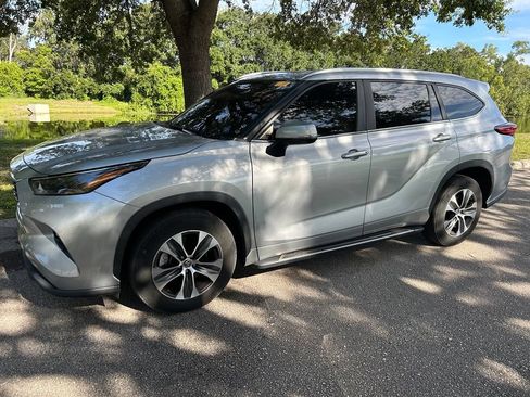 Used 2023 Toyota Highlander XLE FWD image 2