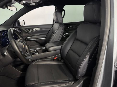 Used 2025 Chevrolet Traverse LT FWD image 23