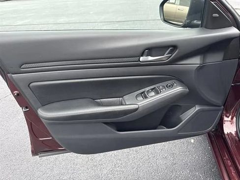 Used 2025 Nissan Altima 2.5 SV FWD image 7