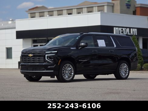 Used 2025 Chevrolet Suburban High Country AWD/4WD image 3