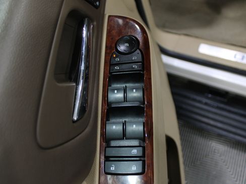 Used 2011 Chevrolet Suburban LTZ image 7