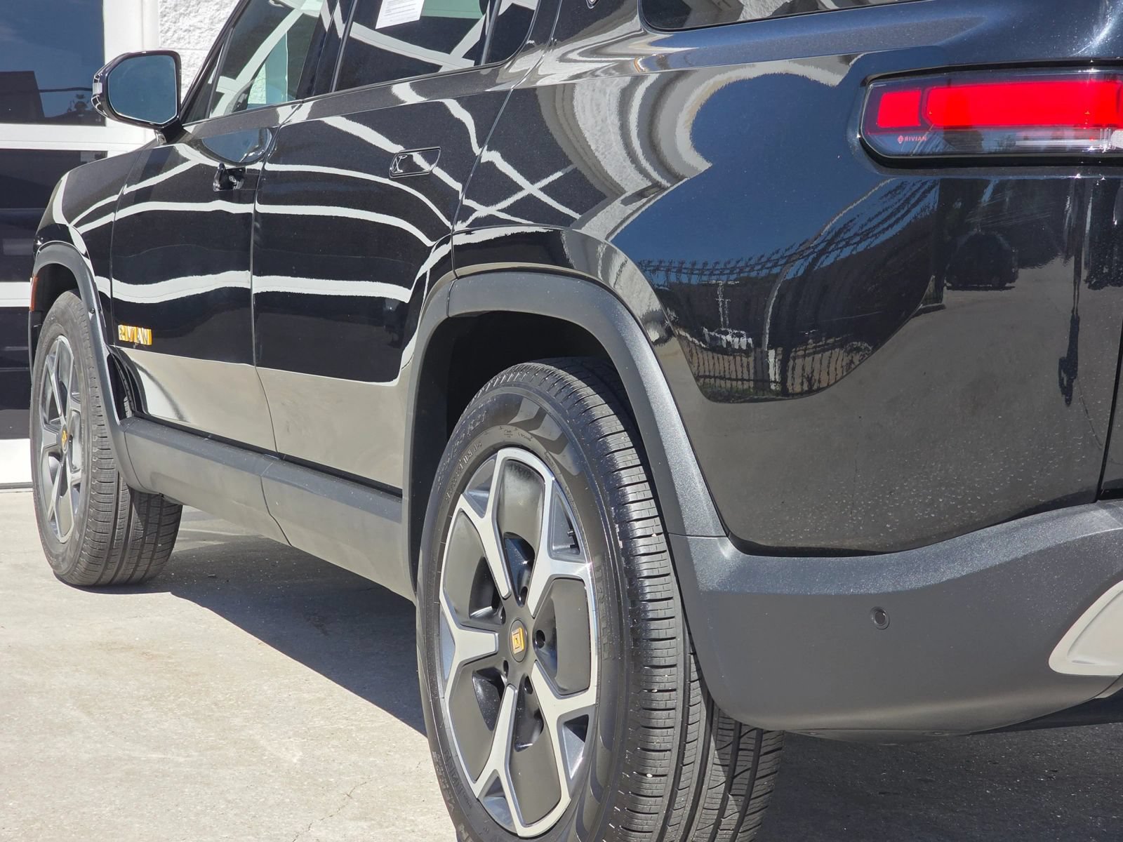 Used 2024 Rivian R1S Adventure Quad AWD/4WD image 37