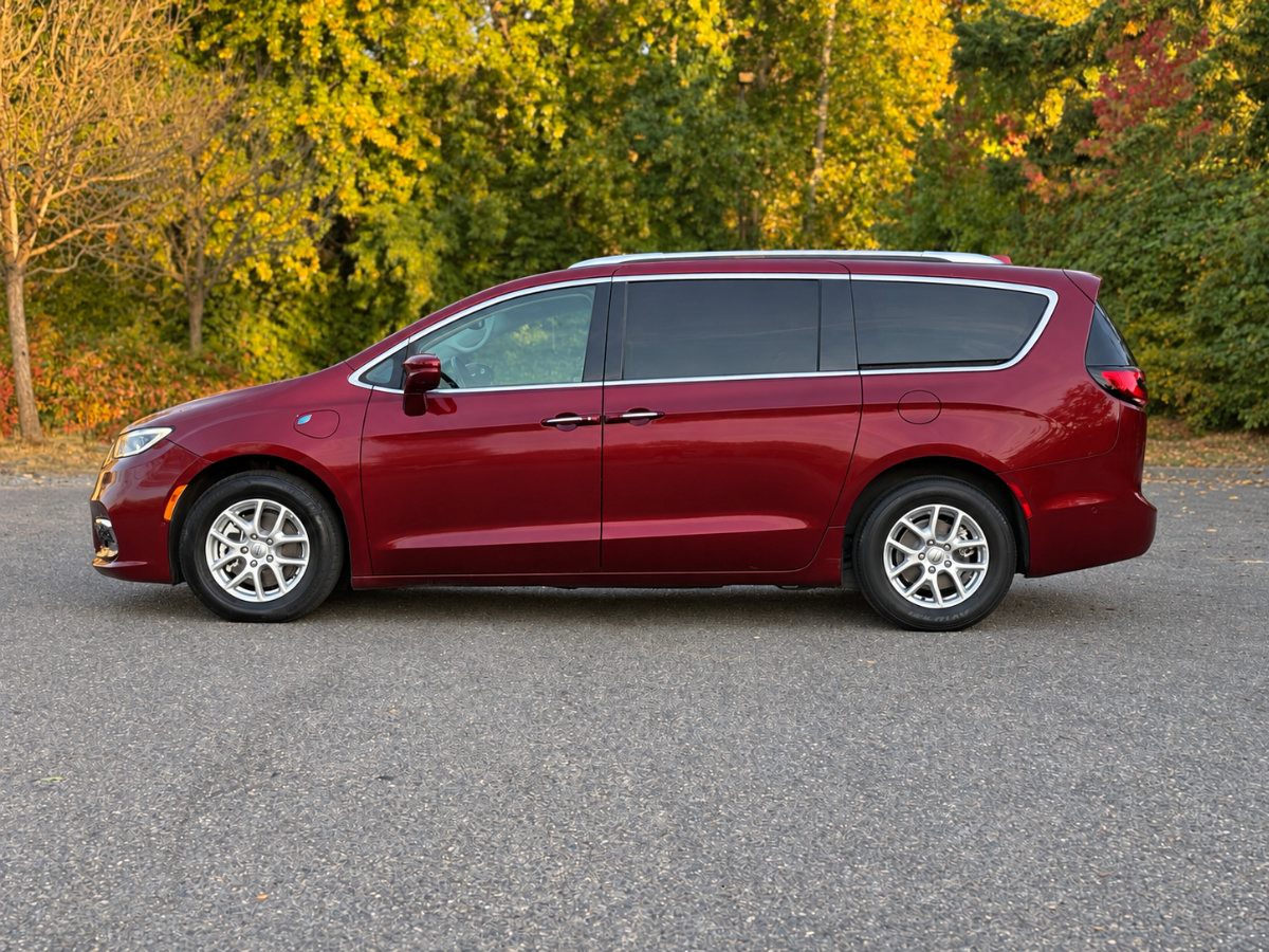 Used 2021 Chrysler Pacifica Touring-L FWD image 6