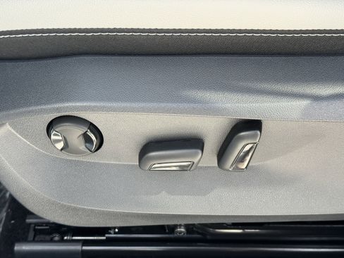 New 2025 Volkswagen Taos SE image 18