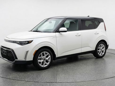 Used 2025 Kia Soul LX w/ LX Technology Package FWD image 3