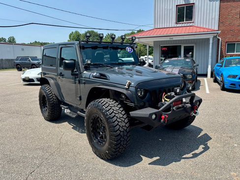 Used 2017 Jeep Wrangler Sport AWD/4WD image 3