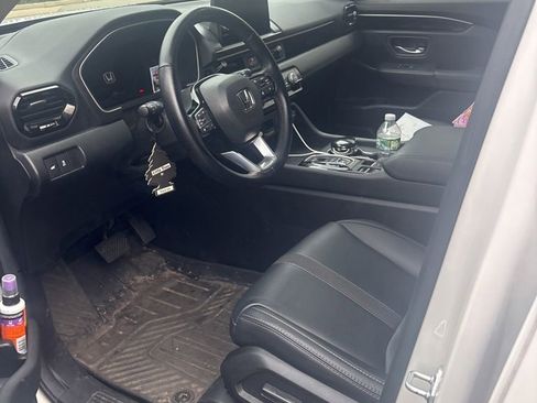 Used 2025 Honda Pilot Touring image 2