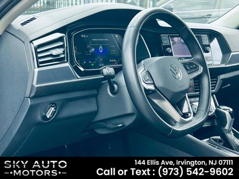 Used 2024 Volkswagen Jetta SE FWD image 16