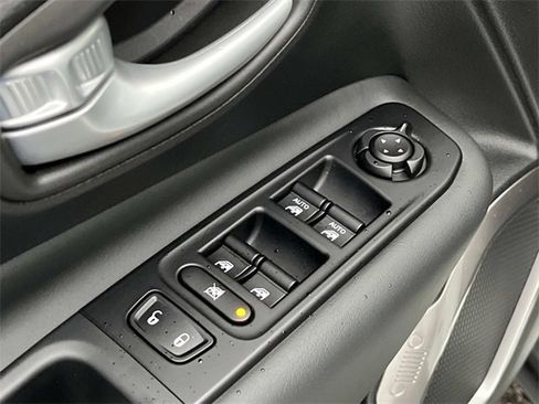 Used 2023 Jeep Renegade Latitude image 30