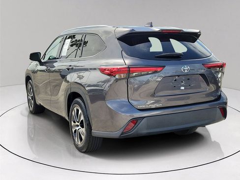 Used 2021 Toyota Highlander XLE image 4