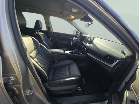 Used 2025 Nissan Rogue Platinum FWD image 7