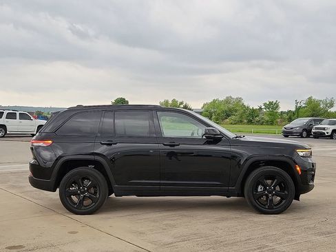 Used 2023 Jeep Grand Cherokee Altitude image 6