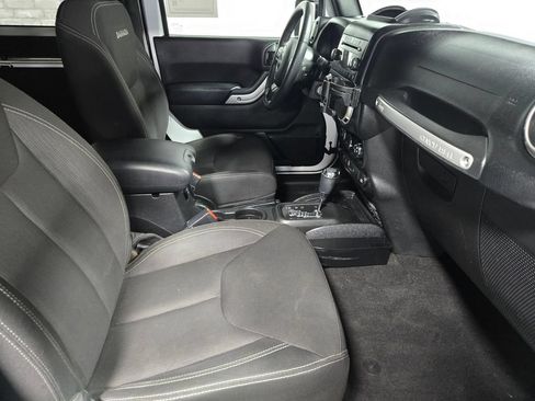 Used 2017 Jeep Wrangler Sahara w/ Connectivity Group AWD/4WD image 35