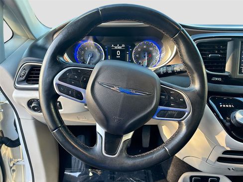 Used 2018 Chrysler Pacifica Touring-L image 11