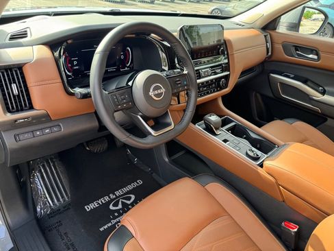 Used 2024 Nissan Pathfinder Platinum image 16