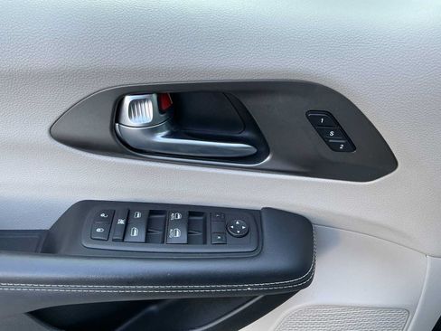 Used 2023 Chrysler Pacifica Touring-L FWD image 15
