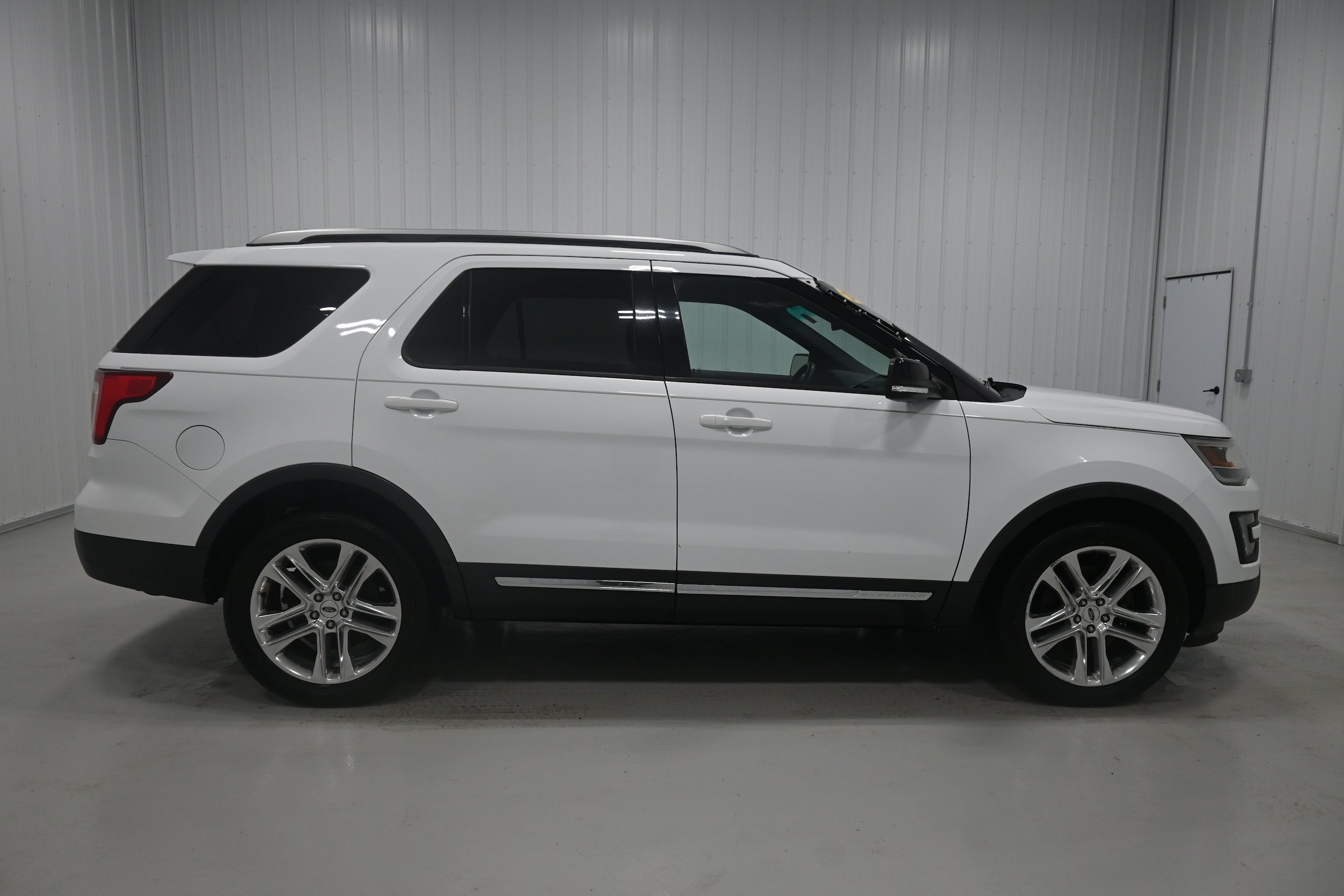 Used 2016 Ford Explorer XLT w/ Equipment Group 201A AWD/4WD image 28
