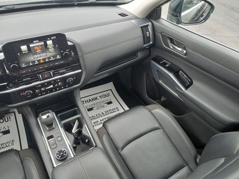 Used 2025 Nissan Pathfinder SL image 18