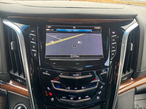 Used 2017 Cadillac Escalade Luxury image 21