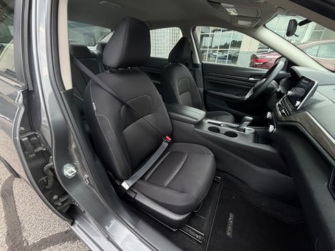 Used 2025 Nissan Altima 2.5 SV FWD image 36