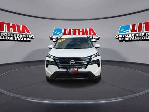 Used 2025 Nissan Rogue SV AWD/4WD image 3